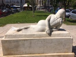 Σέ λέω γυναίκα γιατ’ εἶσ’ αἰχμάλωτη…